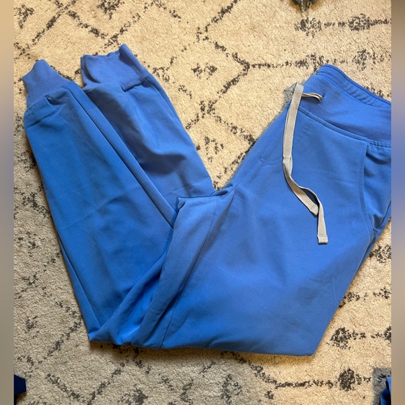 Brand new Figs scrub set in ciel blue - Picture 3 of 3